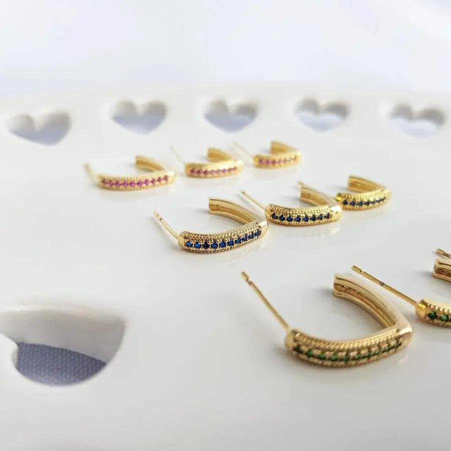TRIO DE ARGOLAS OVAIS COM FILETES ZIRCONIAS COLOR|BANHADO EM OURO 18K