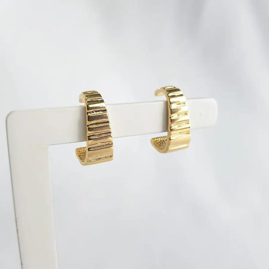 BRINCO EAR HOOK DETALHES LISO|2CM|BANHADO EM OURO 18K