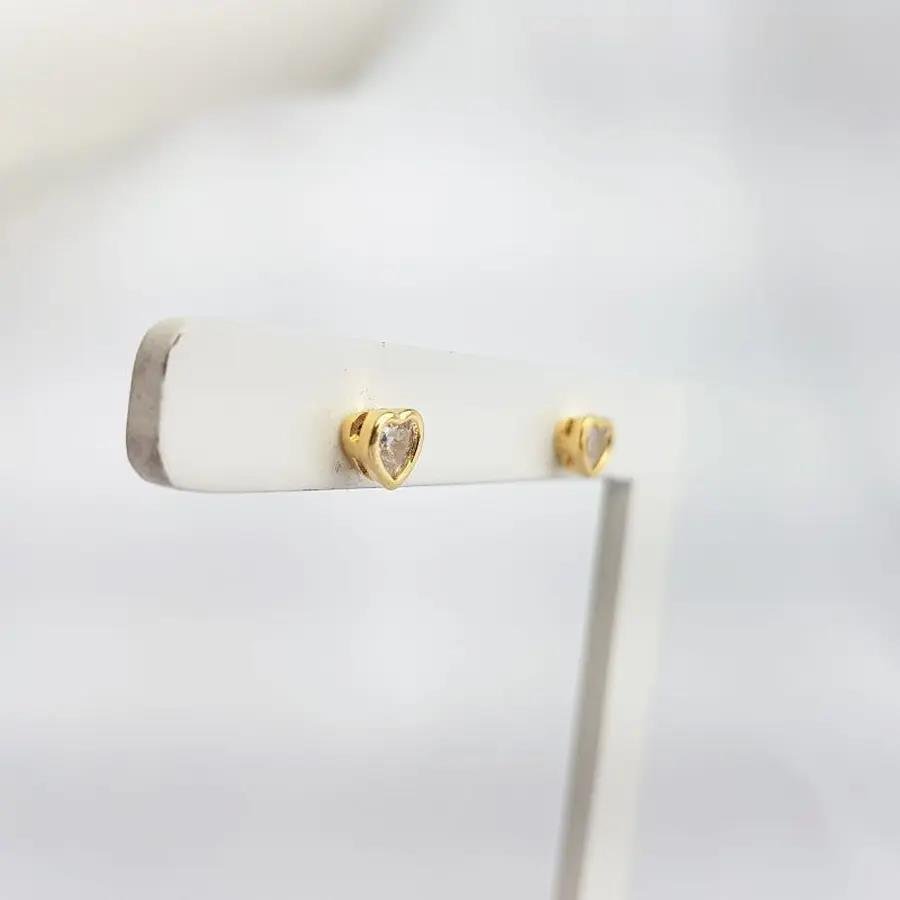 BRINCO CORACAO CRISTAL COM BASE DOURADA|5MM|BANHADO EM OURO 18K