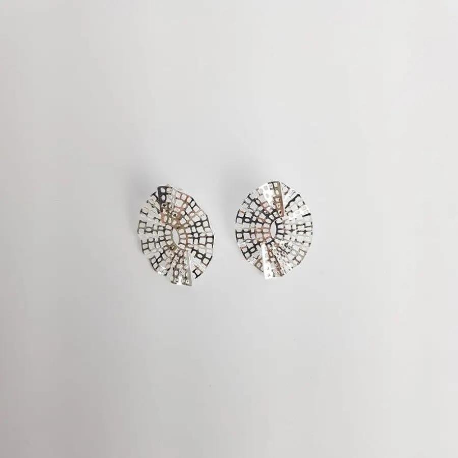 BRINCO MARTELADO VAZADO BANHO DE PRATA