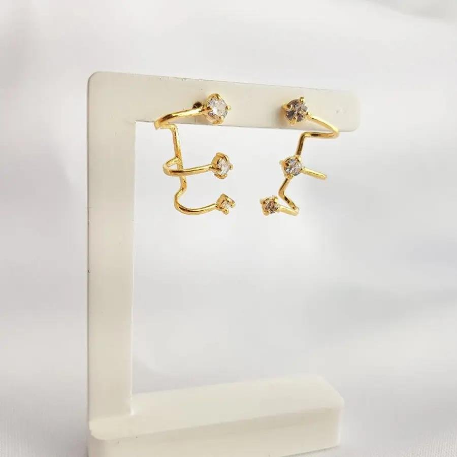 BRINCO 3 FUROS FALSOS COM 3 PONTOS DE LUZ|2,5CM|BANHADO EM OURO 18K