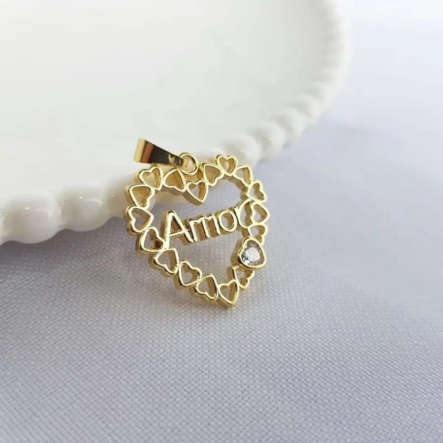 PINGENTE CORACOES VAZADOS ESCRITO AMOR|BANHADO EM OURO 18K