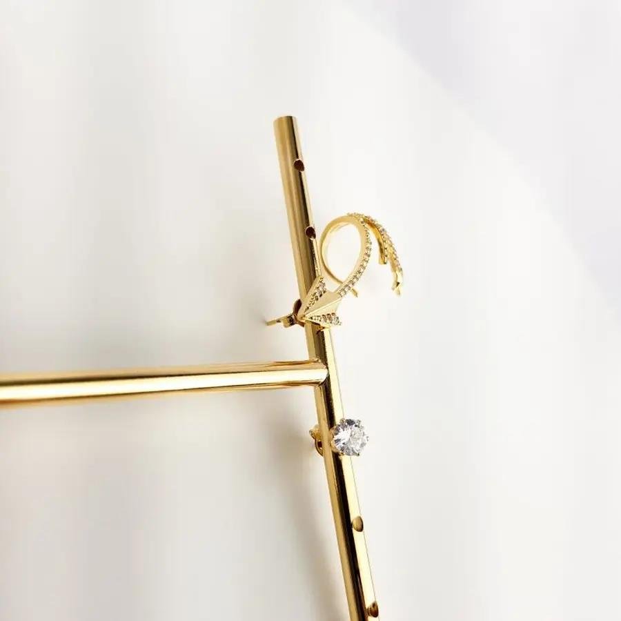BRINCO PTO DE LUZ E SETA CRAV UNILATERAL CM ESTREL|3CM|BANHADO EM OURO 18K