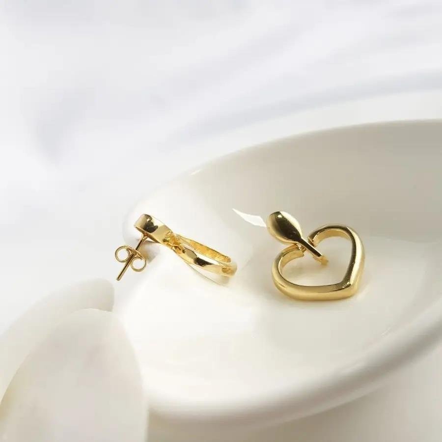 BRINCO BASE GOTA DOURADA CORACAO VAZADO|BANHADO EM OURO 18K