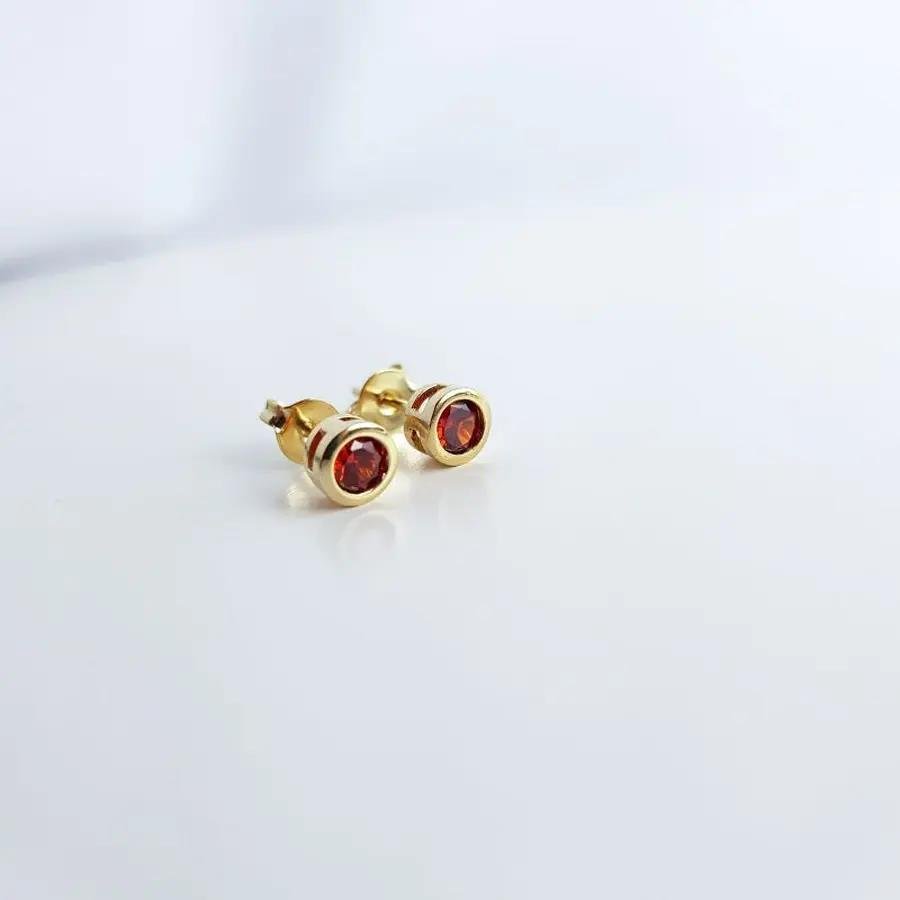 BRINCO PONTO LUZ REDONDO COLOR CRAVACAO INGLESA|5MM|BANHADO EM OURO 18K