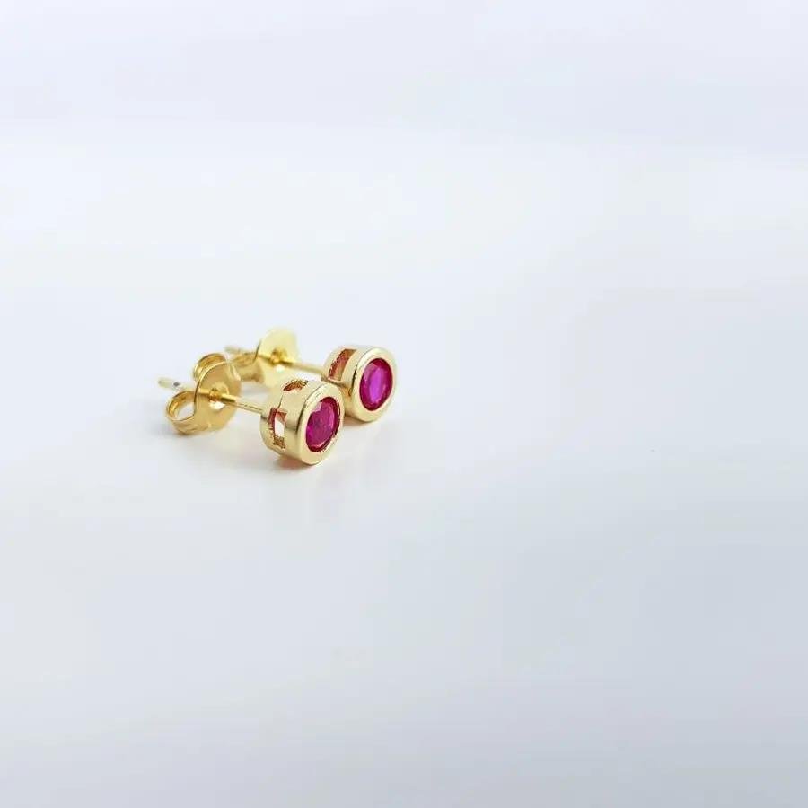 BRINCO PONTO LUZ REDONDO COLOR CRAVACAO INGLESA|5MM|BANHADO EM OURO 18K