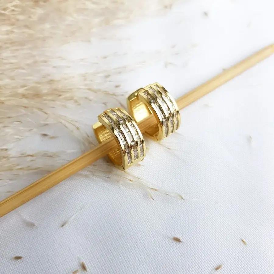 ARGOLA ZIRC CIRSTAL FILETE DOURADO REDOR|1,9CM| BANHADO EM OURO 18K