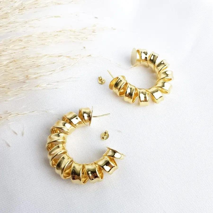 ARGOLA EM ESPIRAL| 4CM| BANHADO EM OURO 18K