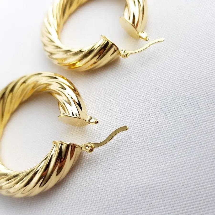 ARGOLA FECHO ENCAIXE TUBO TORCIDO DOURADO|BANHADO EM OURO 18K