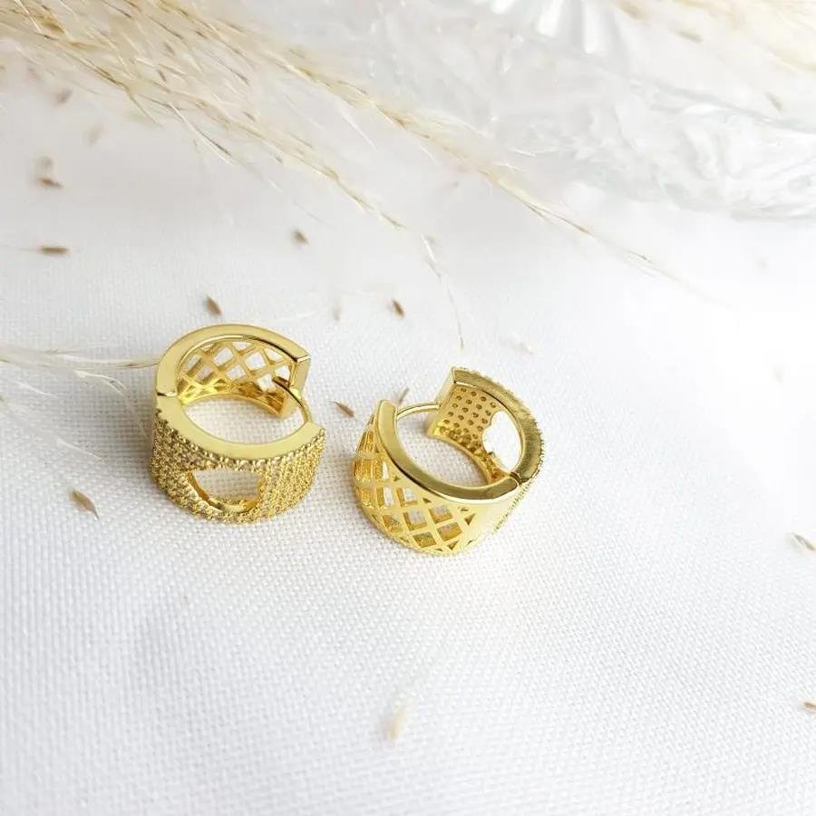 ARGOLA CORACAO VAZADO CRAVEJADO| 1,7CM| BANHADO EM OURO 18K