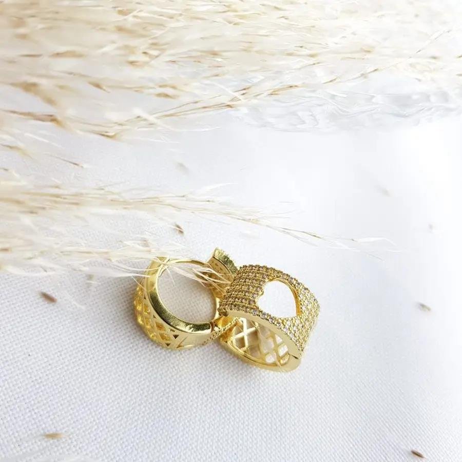 ARGOLA CORACAO VAZADO CRAVEJADO| 1,7CM| BANHADO EM OURO 18K