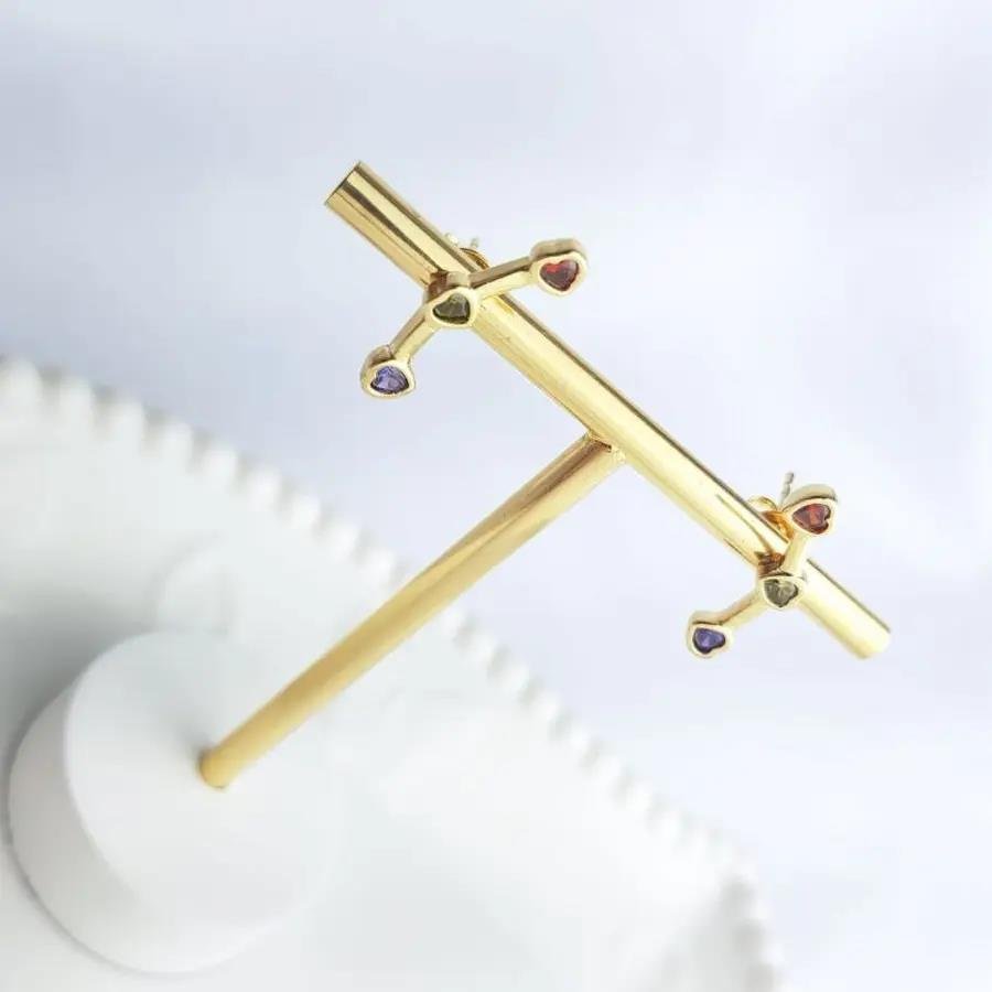 BRINCO EAR HOOK 3 CORACOES EM ZIRC CRISTAL/COLOR|BANHADO EM OURO 18K