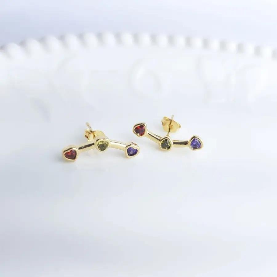 BRINCO EAR HOOK 3 CORACOES EM ZIRC CRISTAL/COLOR|BANHADO EM OURO 18K