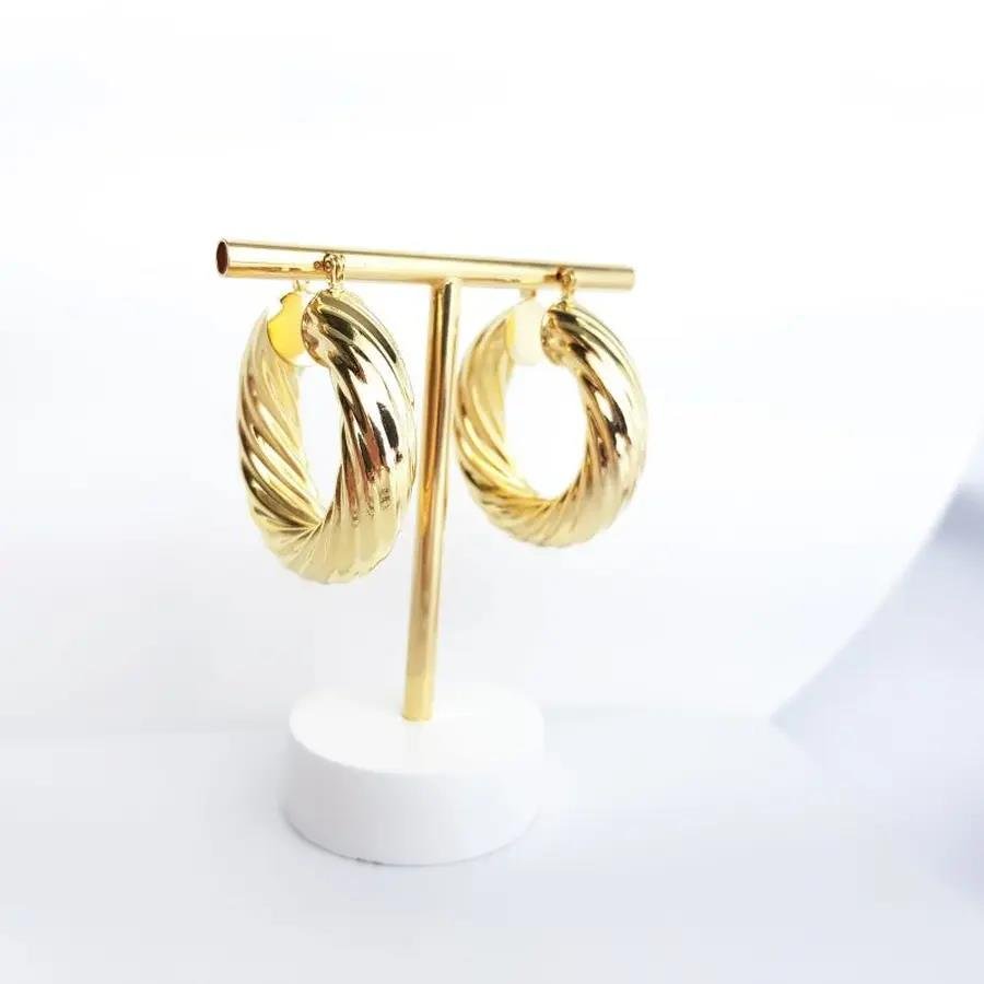 ARGOLA 3,8CMX9MM TUBO DETALHES TORCIDO DOURADO