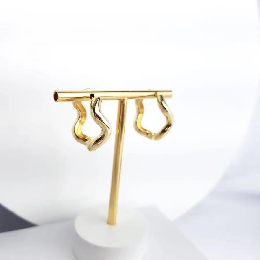 ARGOLA ONDULADA LISA E VAZADA POR DENTRO| 2,3CM|BANHADO EM OURO 18K