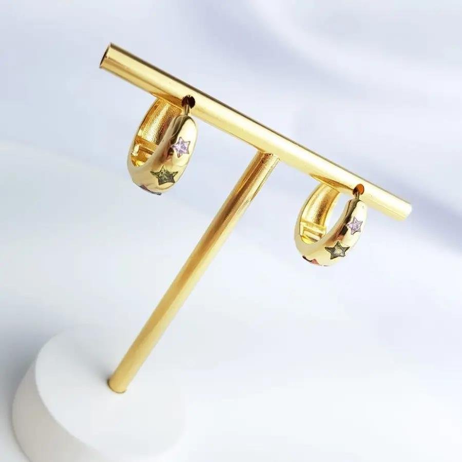 ARGOLA COM 3 ZIRCONIAS EM ESTRELAS COLOR| 1,6CM|BANHADO EM OURO 18K