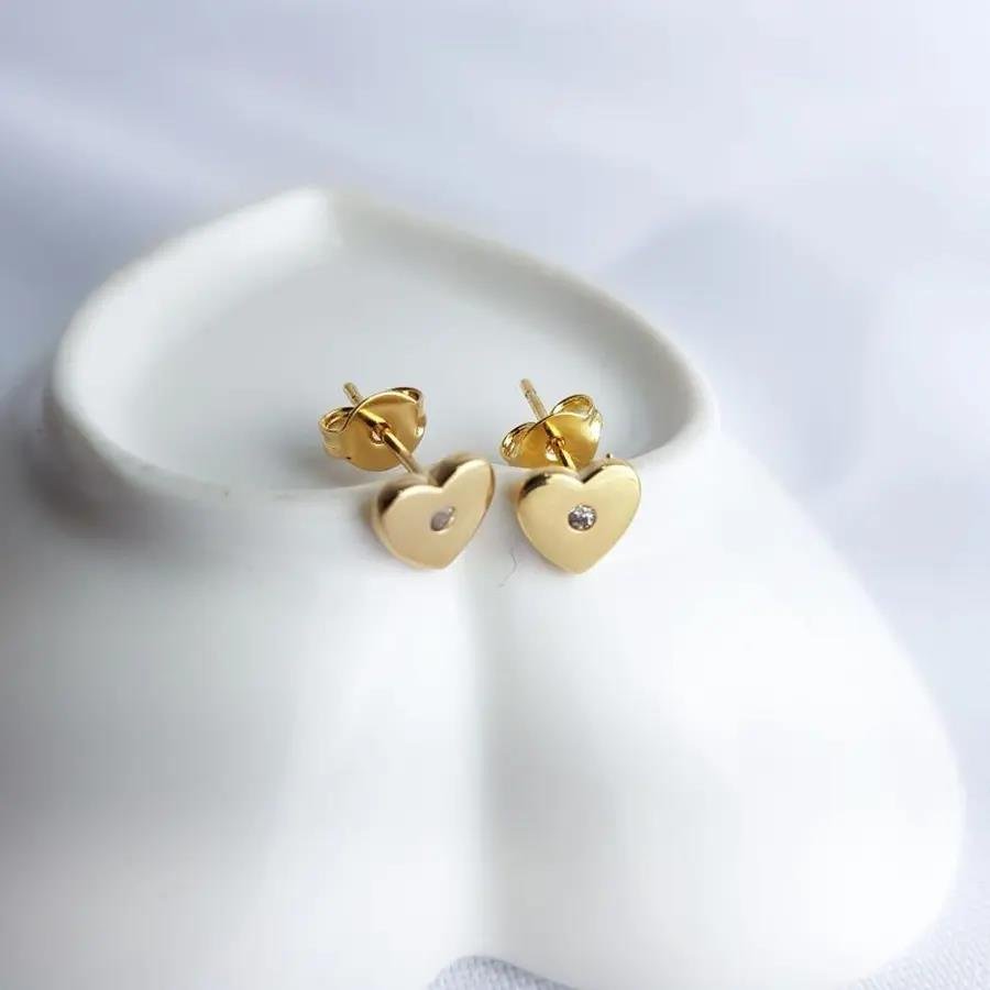 BRINCO CHAPINHA CORAÇÃO ZIRC AO MEIO|8MM | BANHADO EM OURO 18K