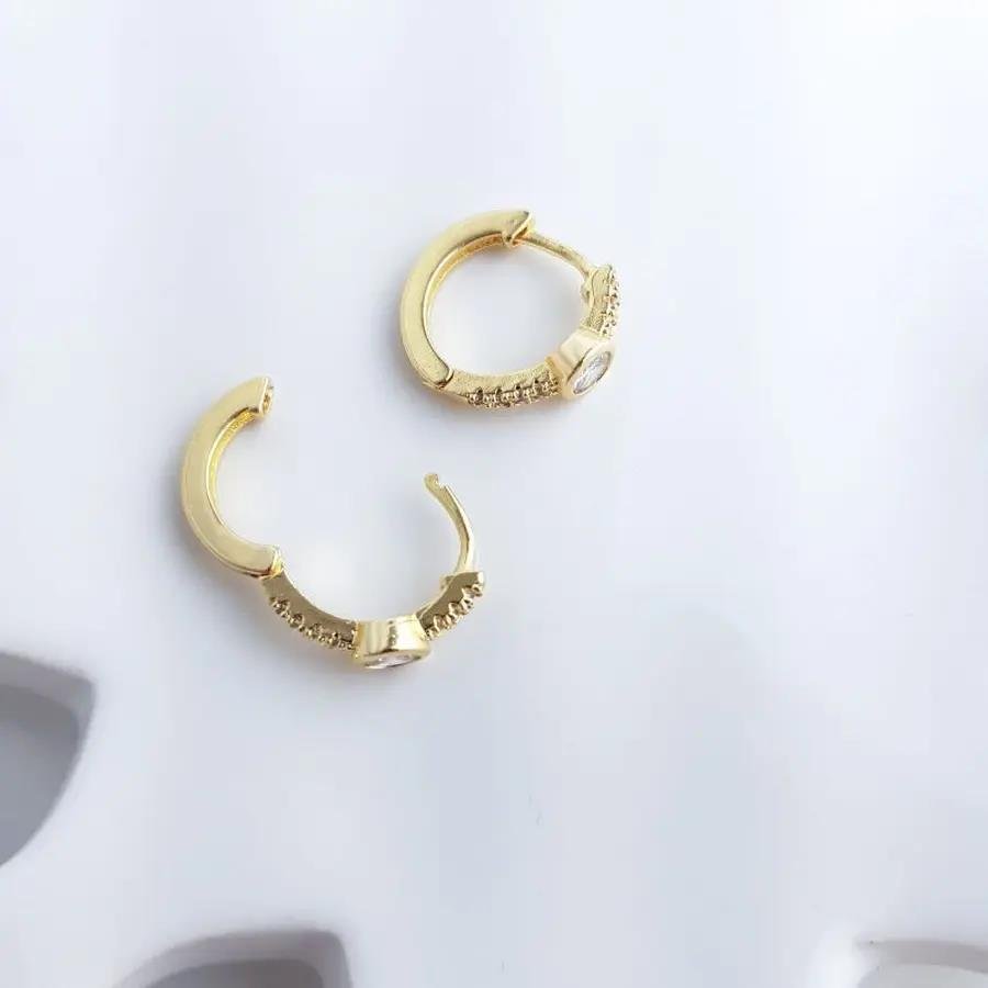 ARGOLA FRENTE CRAV PONTO LUZ EM ZIRC FRENTE| 1,6CM|BANHADO EM OURO 18K