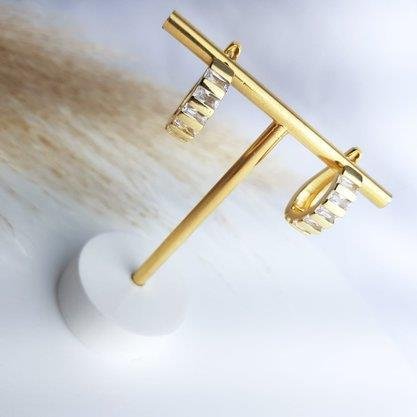 ARGOLA COM ZIRCÔNIAS E FILETES EM DOURADO|BANHADO EM OURO 18K