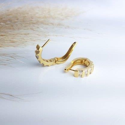 ARGOLA COM ZIRCÔNIAS E FILETES EM DOURADO|BANHADO EM OURO 18K