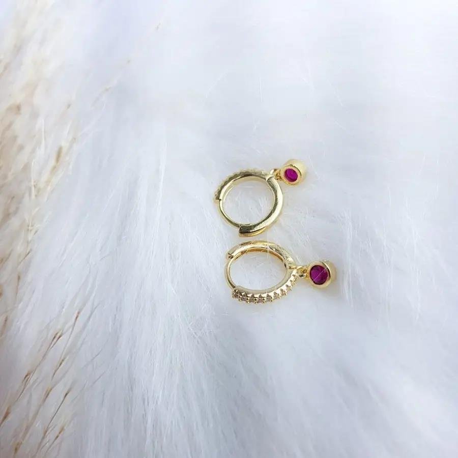 ARGOLA CRAVEJADA COM PG DE PONTO DE LUZ ROSA|1,4 CM|BANHADO EM OURO 18K