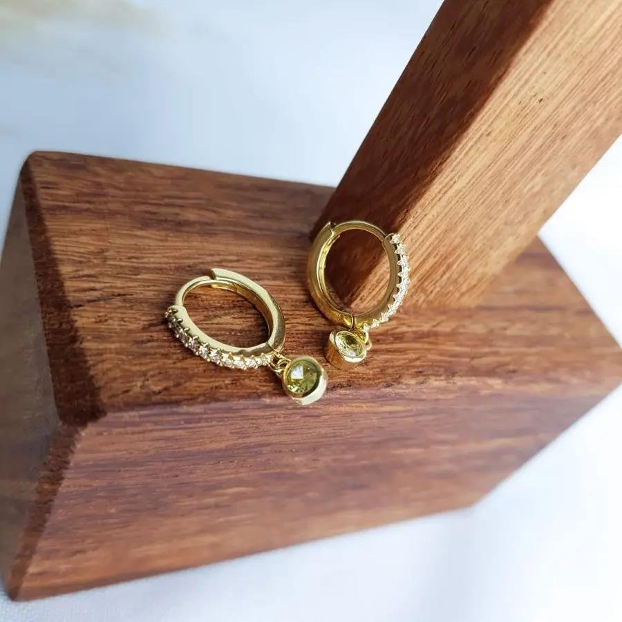 ARGOLA CRAVEJADA COM PG DE PONTO DE LUZ ROSA|1,4 CM|BANHADO EM OURO 18K