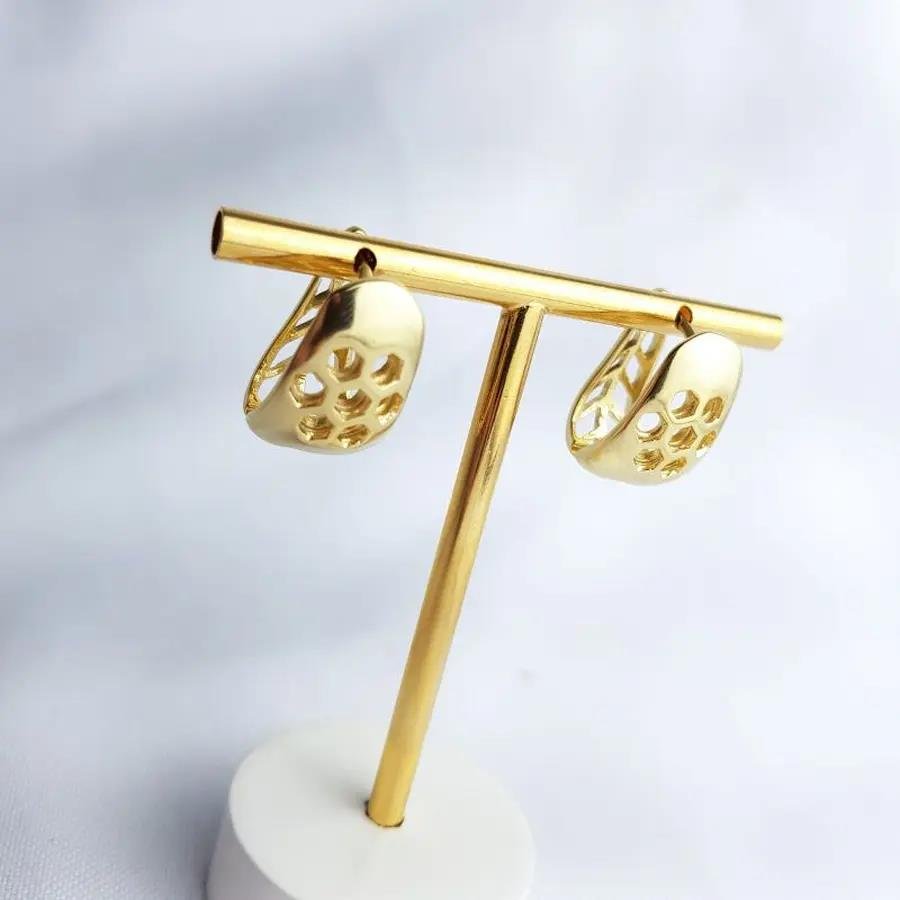 ARGOLA FRENTE EM FORMATO DE HEXÁGONO E TRÁS EM FOLHAS VAZ