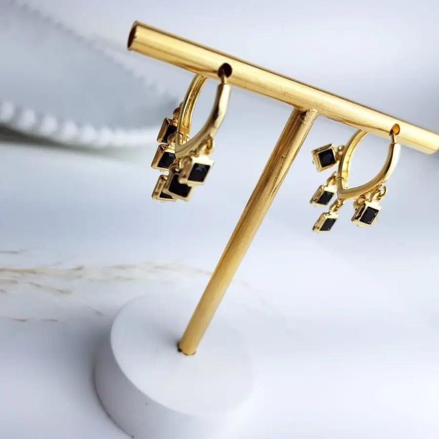 ARGOLA COM PG QUADRADOS EM ZIRCONIAS PRETAS|BANHADO EM OURO 18K