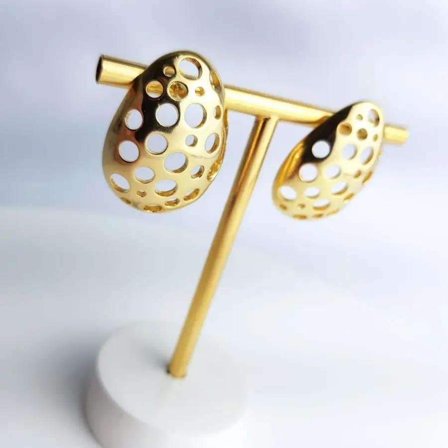 BRINCO MEDALHA COM BOLINHA VAZADAS|BANAHDO EM OURO 18K