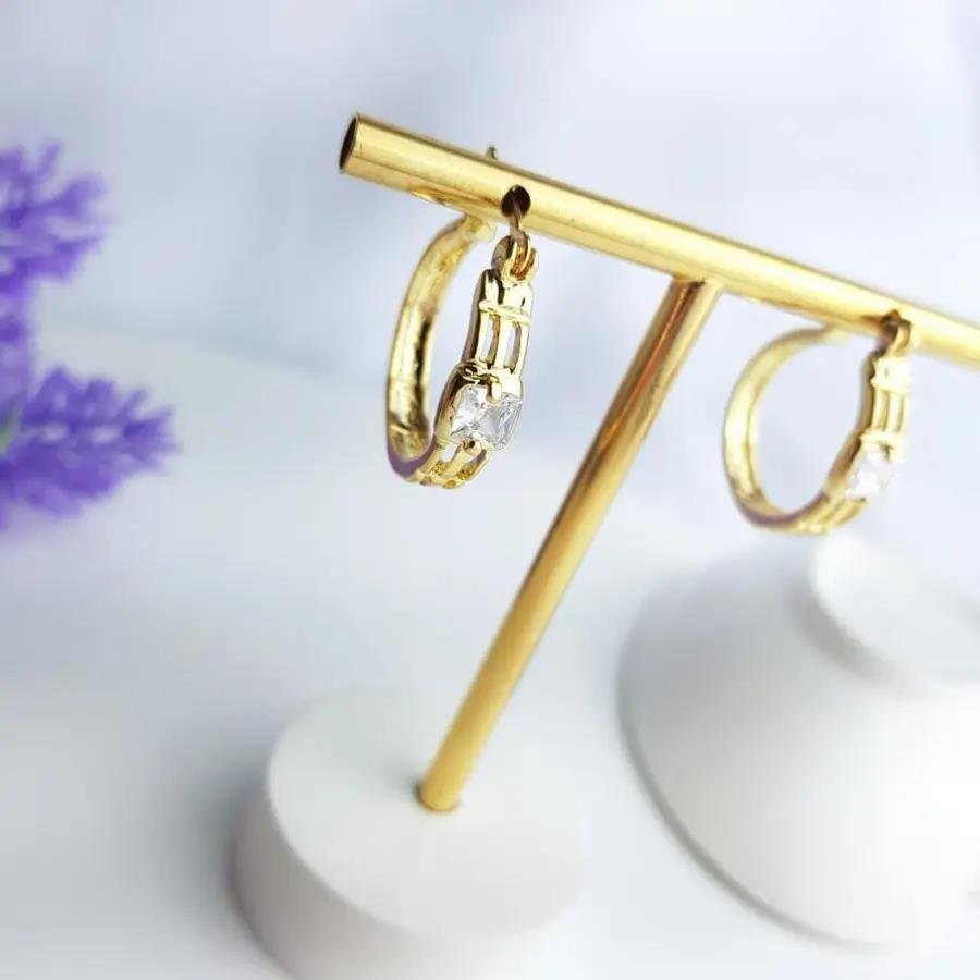 ARGOLA DOURADA VAZADA COM ZIRCÔNIA|2,1CM|BANHADO EM OURO 18K