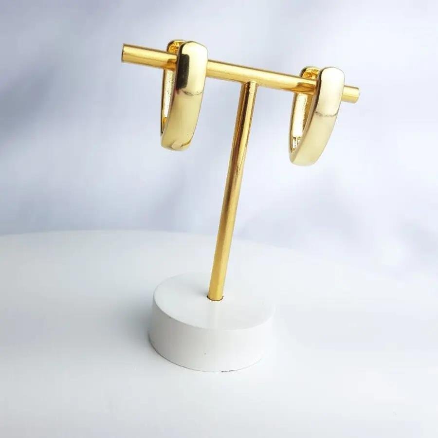 ARGOLA EM V FECHO ENCAIXE LISA| 1,3CM| BANHAO EM OURO 18K