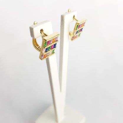 ARGOLA QUADRADA COM MINI BAGUETES COLOR|BANHADO EM OURO 18K