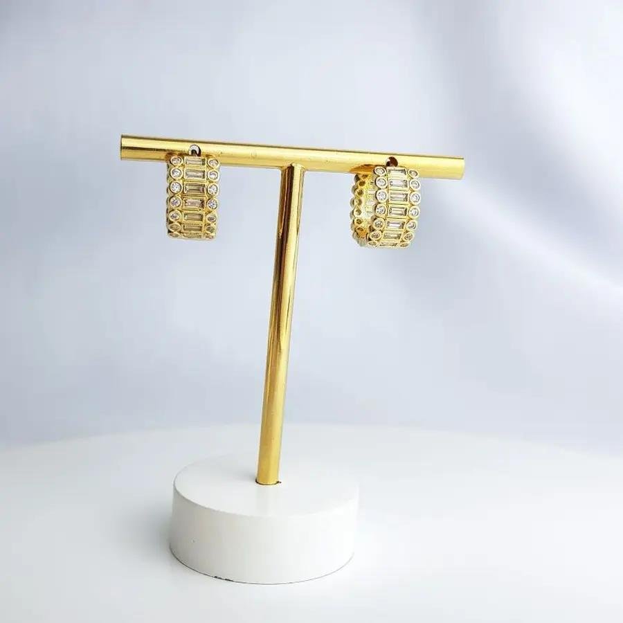 ARGOLA MEIO EM BAGUETE LATERAL EM PONTO DE LUZ|BANHADO EM OURO 18K