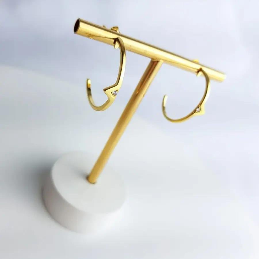 ARGOLA DETALHE TRIÂNGULO E ZIRCÔNIA|BANHADO EM OURO 18K