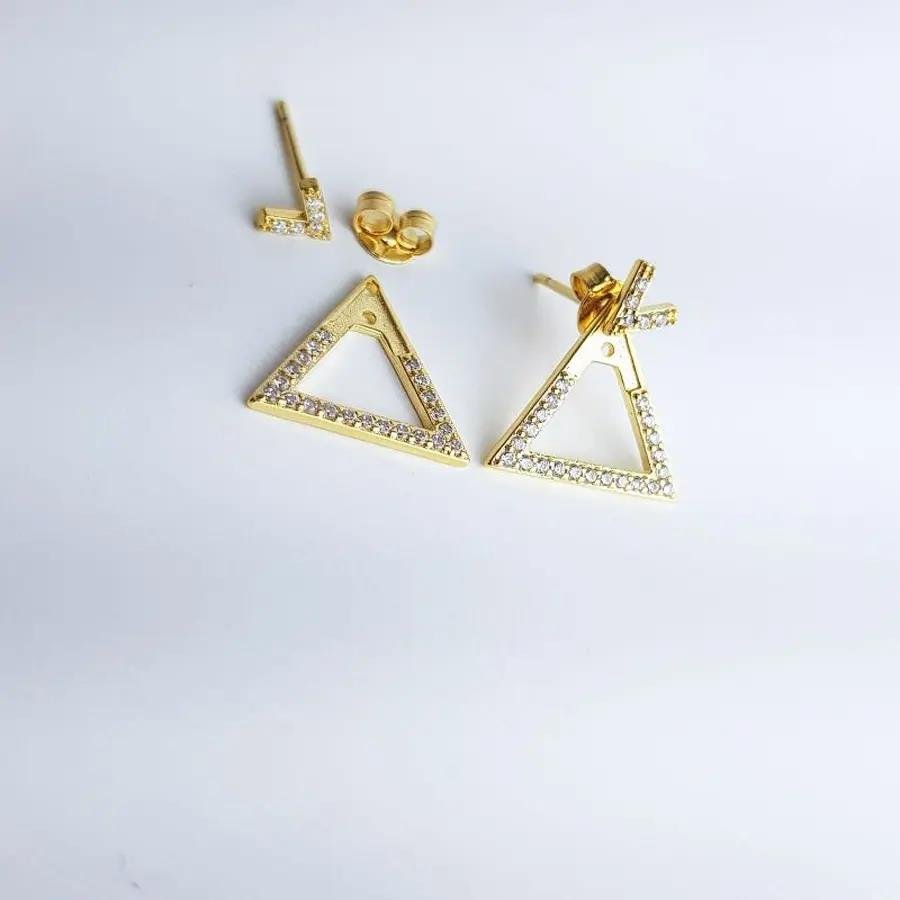 BRINCO BASE EM V CRAVEJADO E TRIANGULO CRAV|BANHADO EM OURO 18K