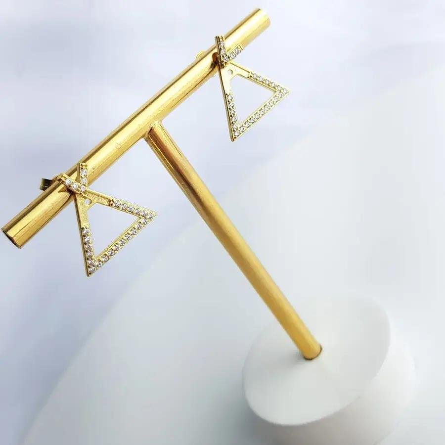 BRINCO BASE EM V CRAVEJADO E TRIANGULO CRAV|BANHADO EM OURO 18K