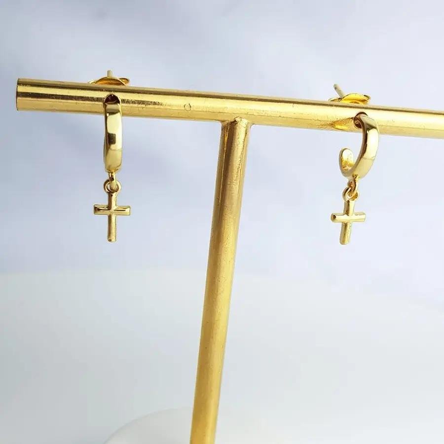 MEIA ARGOLA PINGENTE MINI CRUZ LISA| BANHADO EM OURO 18K