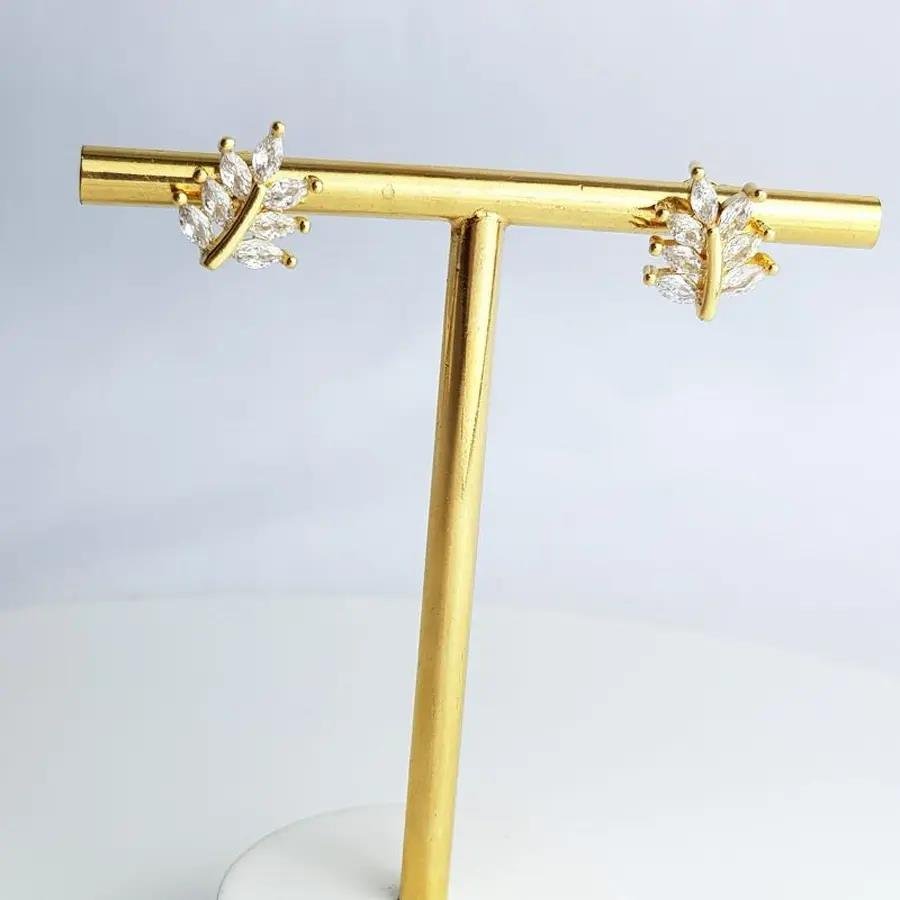 BRINCO DE FOLHAS EM ZIRCÔNIA|BANHADO EM OURO 18K