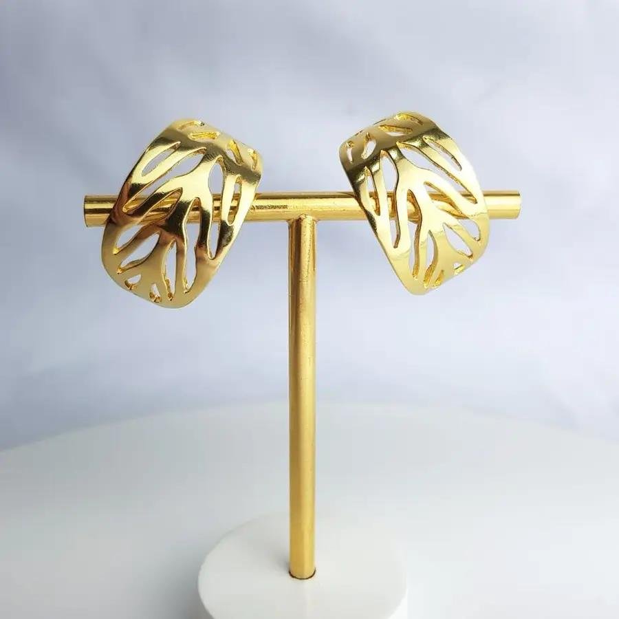 BRINCO EAR HOOK DETALHES FOLHAS VAZADAS|BANHADO EM OURO 18K