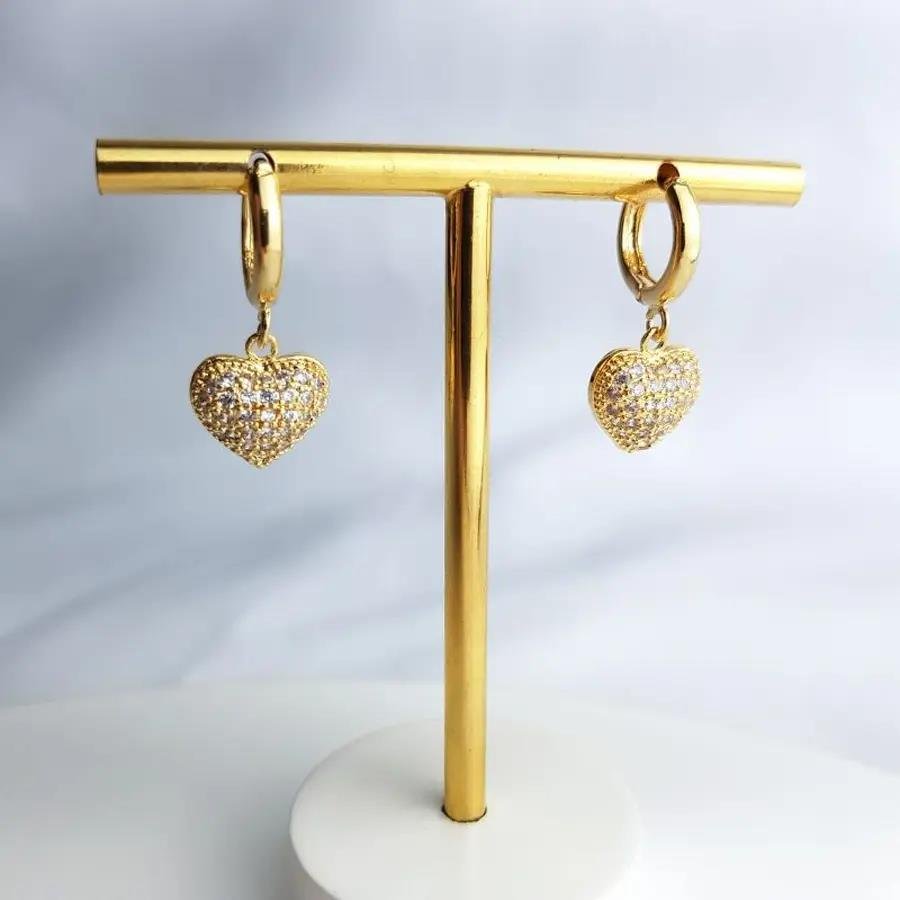 ARGOLA LISA PINGENTE CORAÇÃO CRAVEJADO|1,5CM|BANHADO EM OURO 18K