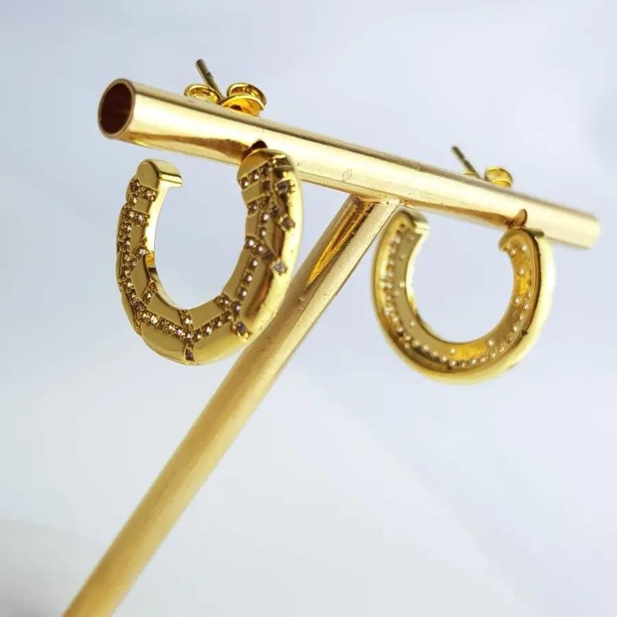 BRINCO MEIA ARGOLA CRAVEJADA NA LATERAL|2CM|BANHADO EM OURO 18K
