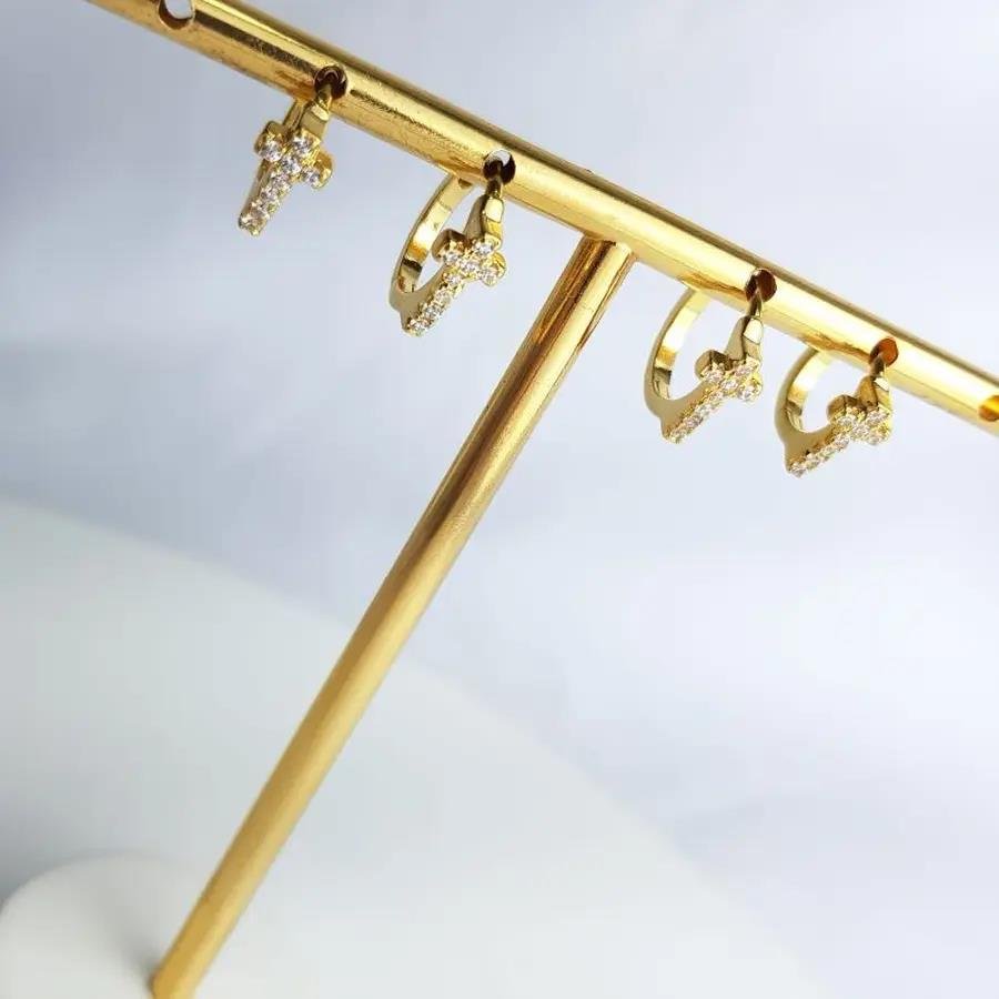 DUPLA ARGOLAS LISAS COM CRUZ CRAVEJAD|BANHADO EM OURO 18K