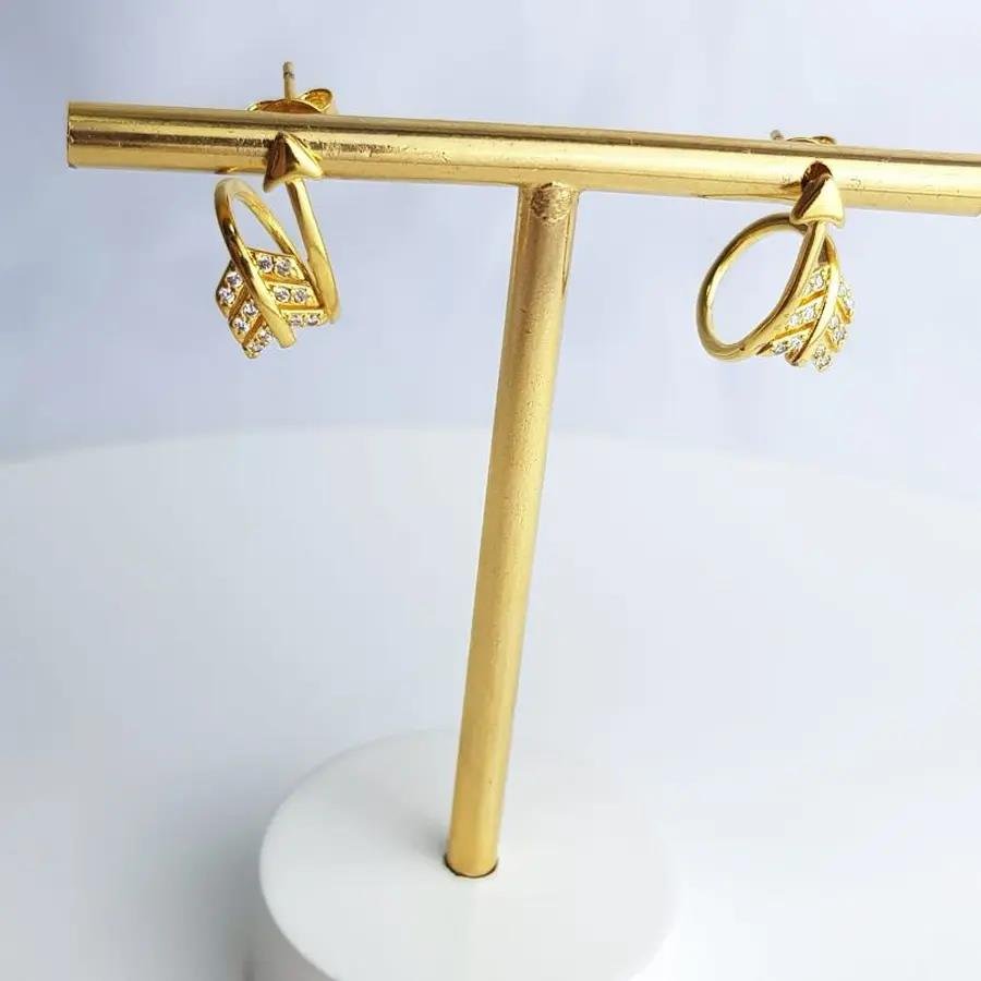 BRINCO FLECHA CRAVEJADA|1,5CM|BANHADO EM OURO 18K