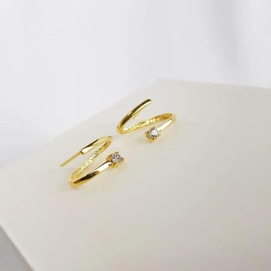 BRINCO MINI EAR HOOK EM FILETE LISO COM ZIRCÔNIA|2CM|BANHADO EM OURO 18K