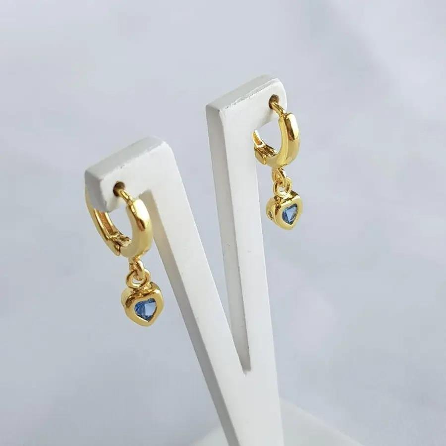 ARGOLA LISA COM PINGENTE CORAÇÃO PTO DE LUZ AZUL|BANHADO EM OURO 18K