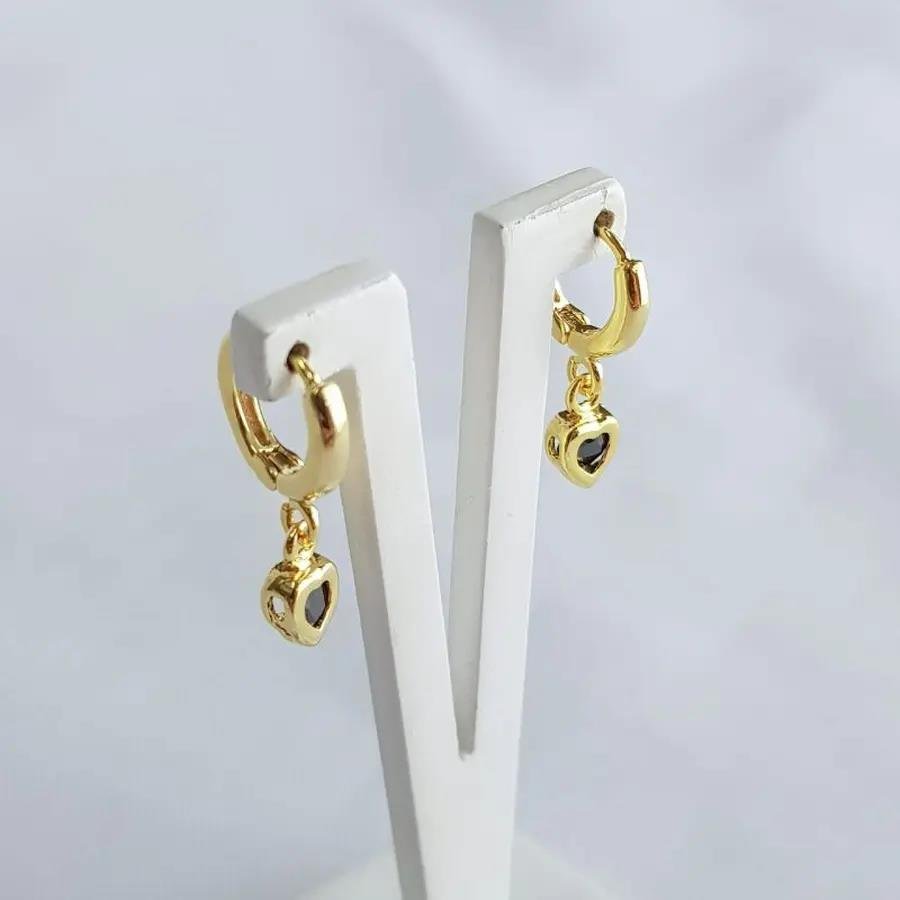 ARGOLA COM PINGENTE CORAÇÃO PEDRA| PRETO|BANHADO EM OURO 18K