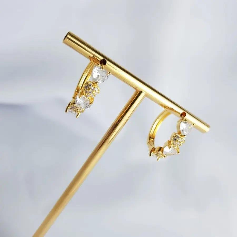 ARGOLA CORAÇÕES CRAVEJADOS|2,2CM|BANHADO EM OURO 18K