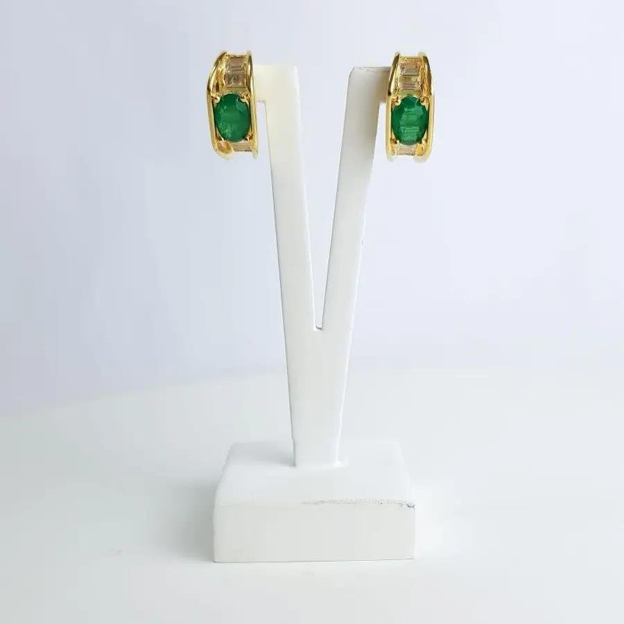 BRINCO FUNDO BAGUETE CRISTAL E PEDRA VERDE OVAL|BANHADO EM OURO 18K