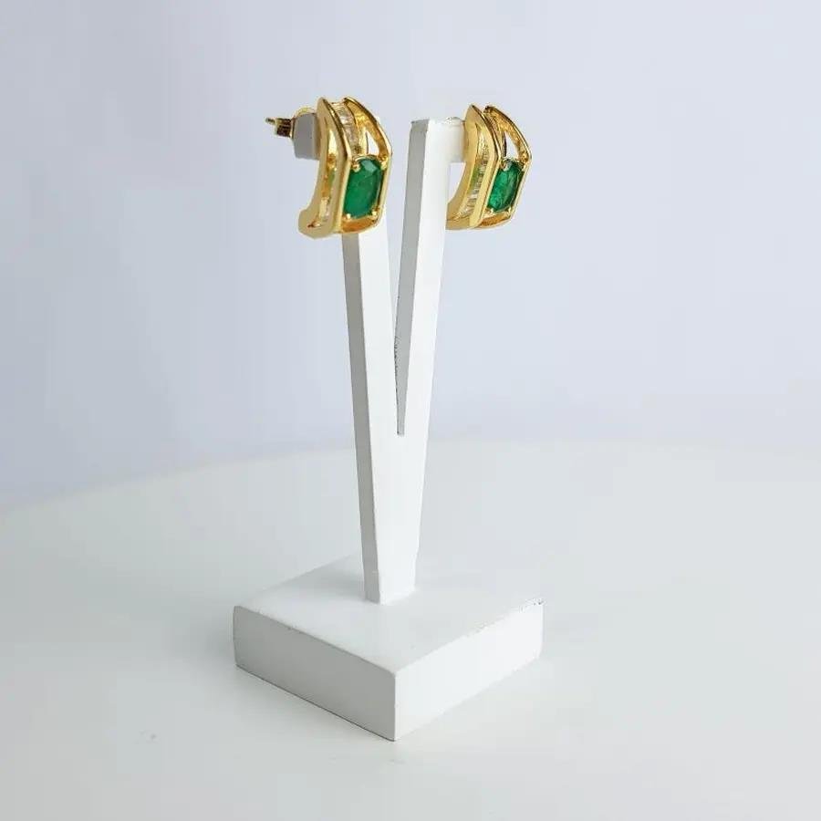 BRINCO FUNDO BAGUETE CRISTAL E PEDRA VERDE OVAL|BANHADO EM OURO 18K