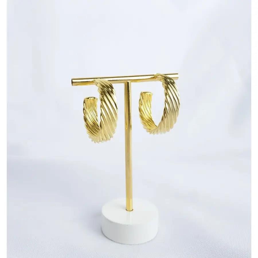 ARGOLA DETALHE FIOS TRANSVERSAL TEXTURIZADO|BANHADO EM OURO 18K